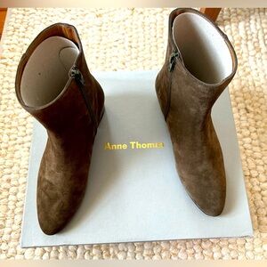 NWT Anne Thomas suede boots